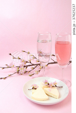 春のお祝いの桜と紅白ワインとチーズ 春のお祝いの桜と紅白ワインとチーズ 37625237