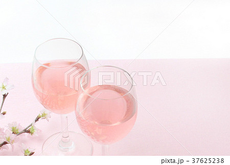 春のお祝いのワインと桜 37625238