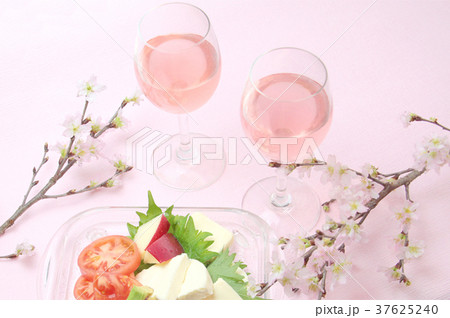 春のお祝いのワインとチーズ 37625240