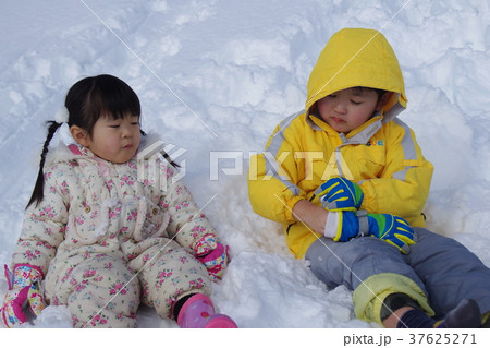 兄妹二人でなかよく雪あそび 兄妹二人でなかよく雪あそび 37625271