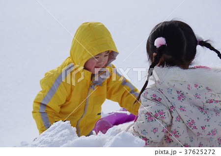 兄妹二人でなかよく雪あそび 兄妹二人でなかよく雪あそび 37625272