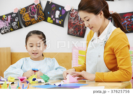 子供 女性 女 37625756