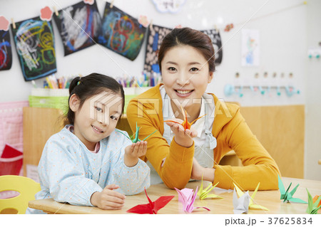 教師 先生 幼稚園児 37625834