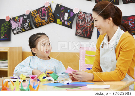 子供 女性 女 37625983