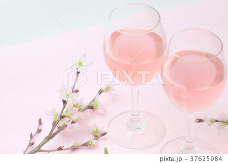 春のお祝いのワインと桜 37625984