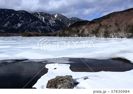 真冬の湯の湖 37630984