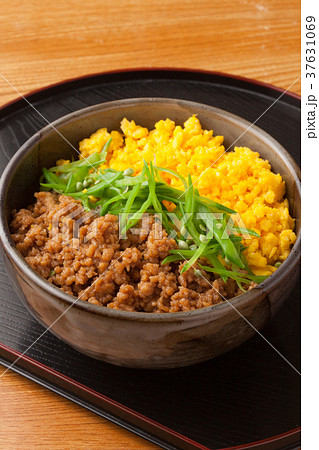 鶏そぼろ丼 37631069