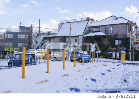 雪の駐車場 37632511