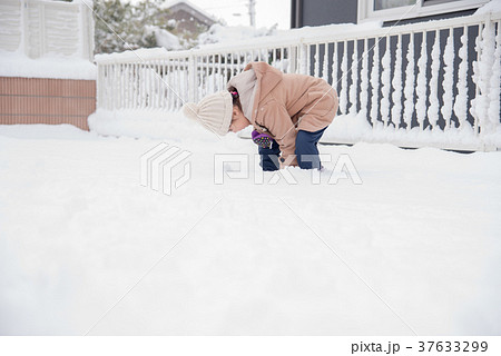 雪遊びをする女の子 37633299