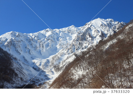 冬のマチガ沢から谷川岳(トマノ耳、オキノ耳)を眺める 37633320
