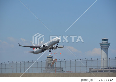離陸する飛行機（羽田空港／東京都大田区） 37633332
