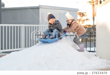 ソリ滑りをする子供 37633970