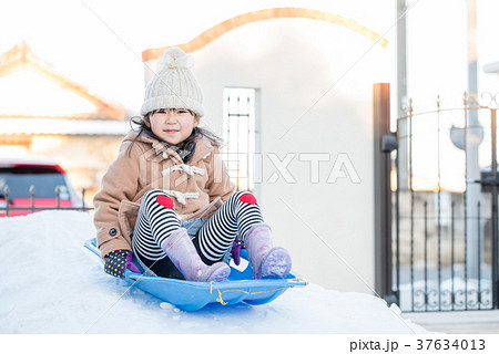 雪遊びをする女の子 37634013