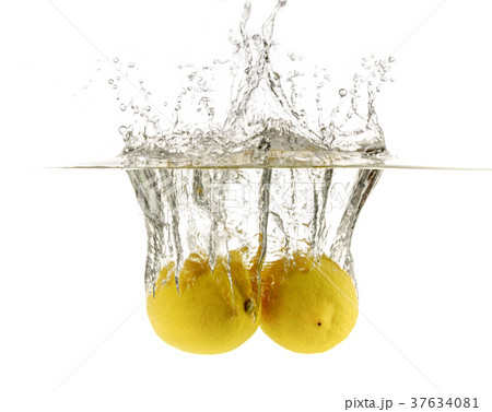 Lemon drop in fizzy sparkling water, juice 37634081