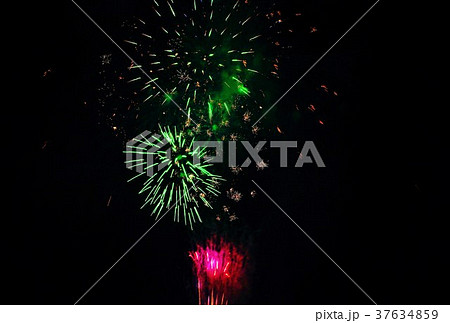天然デザイン花火の背景素材・緑系菊花火と千輪菊の打上げ花火と上昇軌跡・横位置 37634859