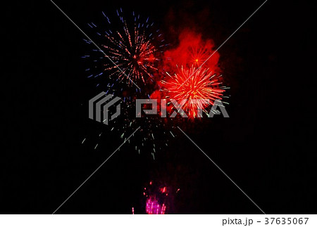 天然デザイン花火の背景素材・赤煙をまとう菊花火牡丹花火の打上げ花火と上昇軌跡・横位置 37635067