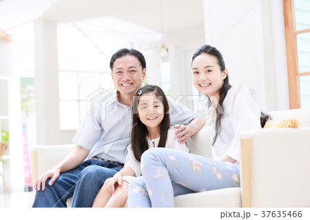 ソファー　座る　親子　 37635466