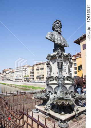 Bust Cellini on bridge Ponte Vecchio in Florence 37636314