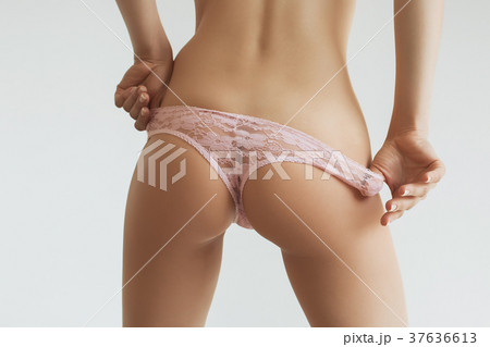 Beautiful female model with sexy back in pink 37636613