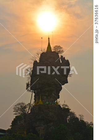 ミャンマー、パアンの岩上仏塔 37636616