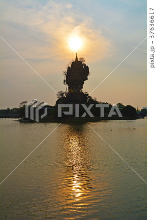 ミャンマー、パアンの岩上仏塔 37636617