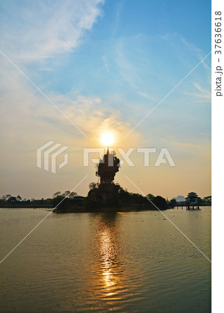 ミャンマー、パアンの岩上仏塔 37636618