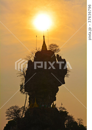 ミャンマー、パアンの岩上仏塔 37636796