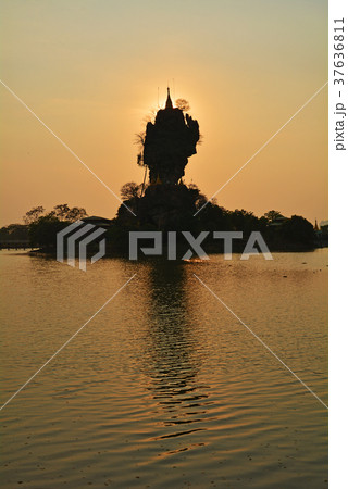 ミャンマー、パアンの岩上仏塔 37636811