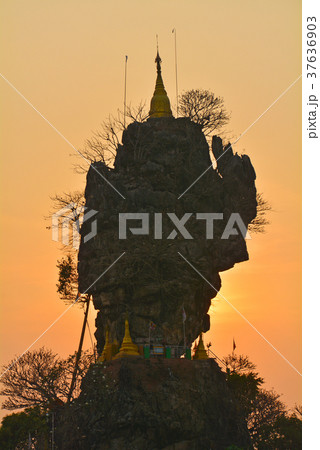 ミャンマー、パアンの岩上仏塔 37636903