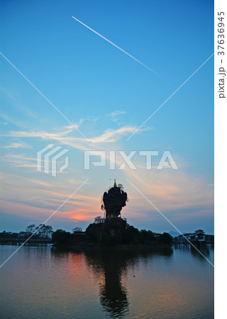 ミャンマー、パアンの岩上仏塔 37636945