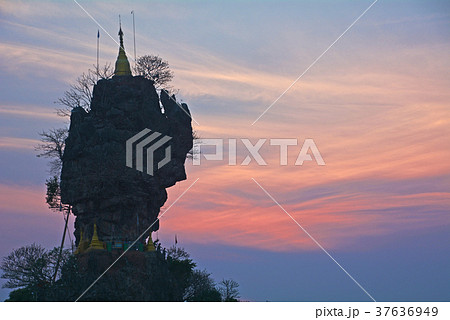 ミャンマー、パアンの岩上仏塔 37636949