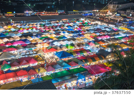 鉄道市場ラチャダー（タラート・ナット・ロット・ファイ・ラチャダー）  37637550