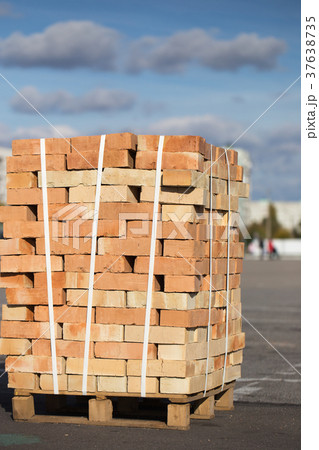 Red clay bricks, laid on pallets. In the building 37638735
