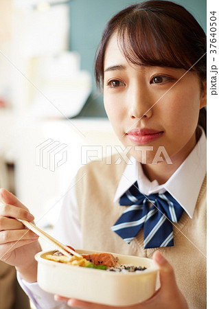 お弁当　中学生　昼休み　高校生 37640504