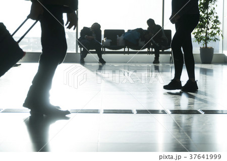 空港イメージ　逆光　シルエット　スローモーション 37641999