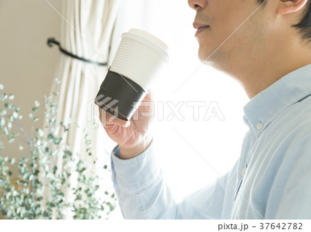 コーヒーを飲むミドル男性 37642782