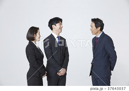 見開き 対面 向き合う 37643037