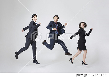 ビジネスマン ビジネスウーマン ジャンプ 37643138