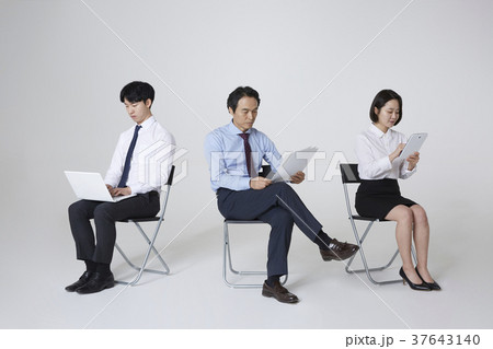 ビジネスマン ビジネスウーマン 書類 37643140