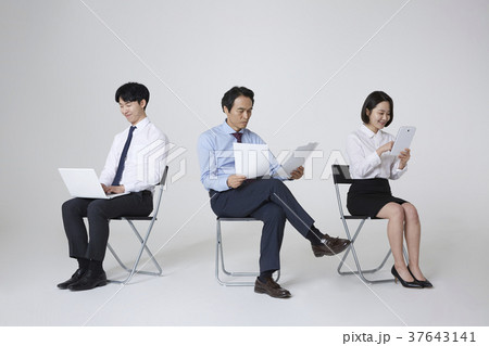 ビジネスマン ビジネスウーマン 書類 37643141