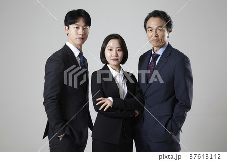 ビジネスマン ビジネスウーマン ポーズ 37643142