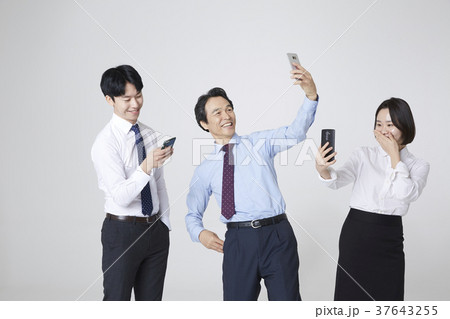 ビジネスマン ビジネスウーマン セルフカメラ 37643255