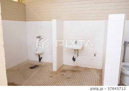 Very Dirty Bathrooms in Hawaii 37643712