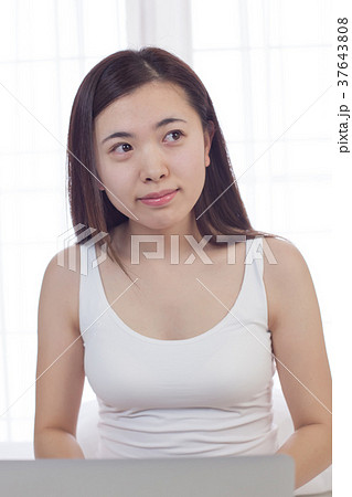 ベットパソコン操作する若い女性 37643808