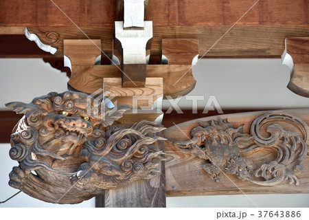 獅子と亀の木製彫刻 木製 獅子と亀の彫刻 - メルカリ