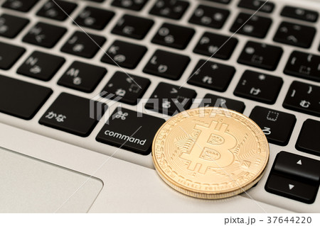 仮想通貨・ビットコインとパソコンのイメージ 37644220