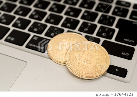 仮想通貨・ビットコインとパソコンのイメージ 37644223