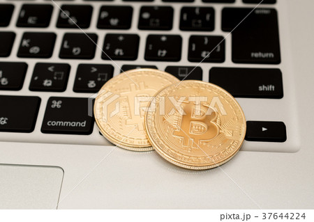 仮想通貨・ビットコインとパソコンのイメージ 37644224