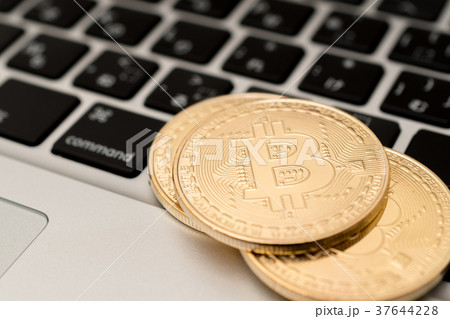 仮想通貨・ビットコインとパソコンのイメージ 37644228