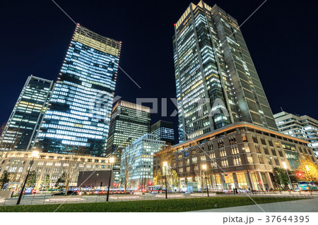 都市風景 丸の内ビルとjpタワー 夜景の写真素材